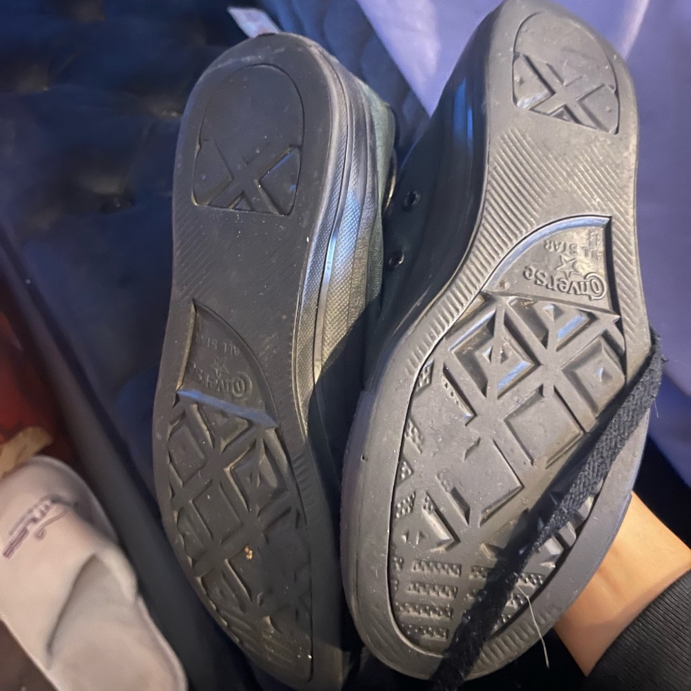 Black converse - Picture 2 of 2